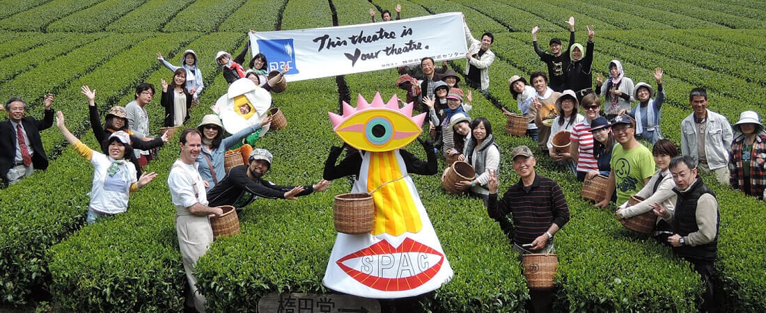Try tea-picking in Shizuoka Performing Arts Park!